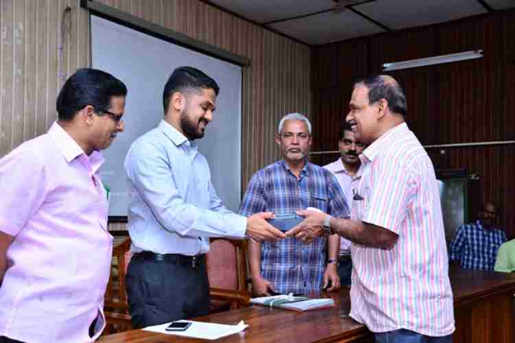 ഇടുക്കി താലൂക്കില്‍ കഞ്ഞിക്കുഴി ഫര്‍ക്കയിലെ  33 റേഷന്‍കടകള്‍ക്കുള്ള ഇ-പോസ് (പോയിന്റ് ഓഫ് സെയില്‍സ്) മെഷീനുകളുടെ വിതരണം ജില്ലാകലക്ടര്‍ ജി.ആര്‍. ഗോകുല്‍ നിര്‍വഹിക്കുു. 