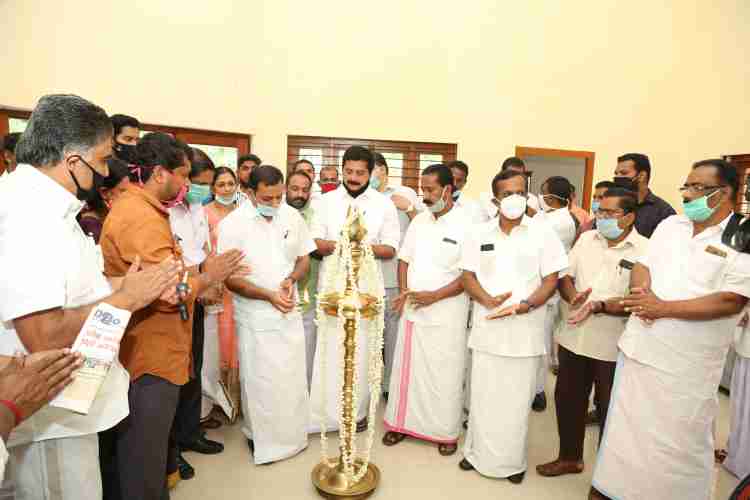 ചെറുതോണി പാറേമാവില്‍ തുടക്കം കുറിച്ച ഡിടിപിസിയുടെ നേതൃത്വത്തിലുള്ള ഹോട്ടല്‍ മഹാറാണിയുടെ ഉദ്ഘാടനം അഡ്വ.ഡീന്‍ കുര്യാക്കോസ് എം പി നിര്‍വ്വഹിക്കുന്നു.