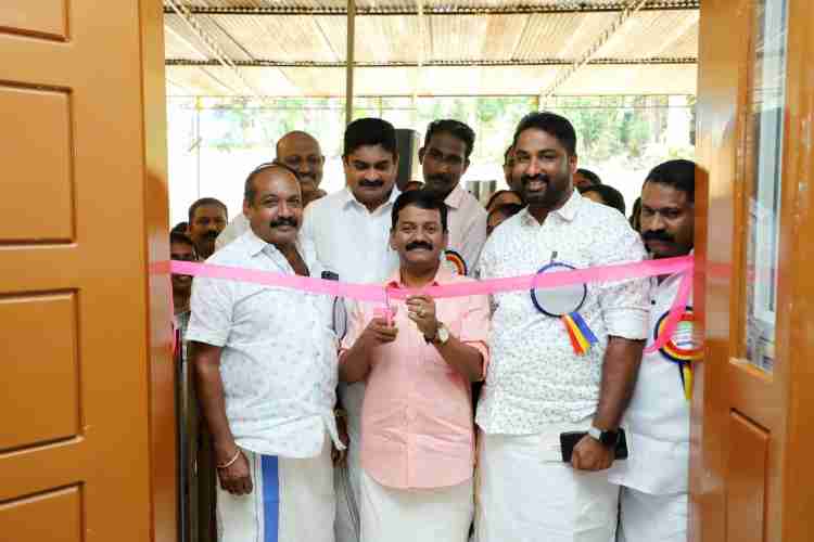 പഴവങ്ങാടി - മക്കപ്പുഴ കുടുംബാരോഗ്യ കേന്ദ്രം പുതിയ കെട്ടിടം ഉദ്ഘാടന ചടങ്ങില്‍ അധ്യക്ഷ പ്രസംഗം നടത്തുന്ന അഡ്വ. പ്രമോദ് നാരായണ്‍ എംഎല്‍എ