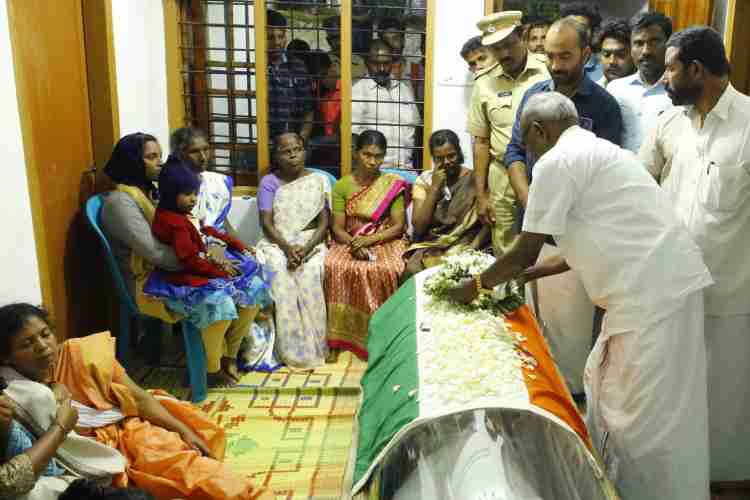  .മന്ത്രി  എം എം മണി വീര മൃത്യു വരിച്ച ജവാന് അന്തിമോപചാരം അര്പ്പിക്കുന്നു 