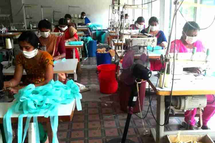  പാമ്പാടുംപാറയിലെ കുടുംബശ്രീ യൂണിറ്റായ ധനലക്ഷ്മി അപ്പാരല്‍ പാര്‍ക്കില്‍ മാസ്‌ക് നിര്‍മാണത്തില്‍ ഏര്‍പ്പെട്ടിരിക്കുന്നവര്‍.