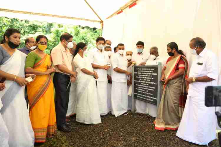  ഇടുക്കി സര്‍ക്കാര്‍ മെഡിക്കല്‍ കോളേജ് ക്യാന്റിനിന്റെ ശിലാസ്ഥാപനം ഡീന്‍ കുര്യാക്കോസ് എംപി നിര്‍വഹിക്കുന്നു. റോഷി അഗസ്റ്റിയന്‍ എം.എല്‍എ ജില്ലാ കളക്ടര്‍ എച്ച് ദിനേശന്‍, ജില്ലാ പഞ്ചായത്ത് പ്രസിഡന്റ് കൊച്ചുത്രേസ്യ പൗലോസ് തുടങ്ങിയവര്‍ സമീപം