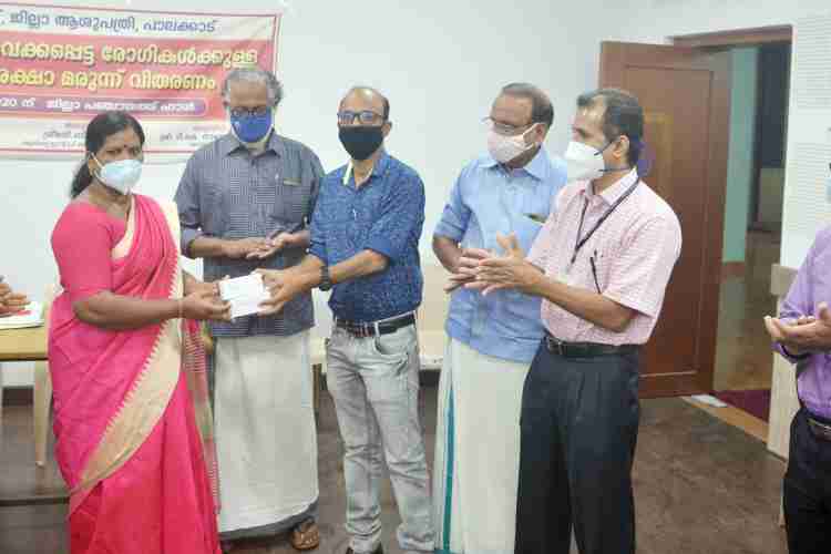 വൃക്ക മാറ്റിവെച്ചവര്‍ക്കുള്ള സൗജന്യ മരുന്ന് വിതരണോദ്ഘാടനം ജില്ലാ പഞ്ചായത്ത് പ്രസിഡന്റ് അഡ്വ.കെ.ശാന്തകുമാരി നിര്‍വഹിക്കുന്നു.