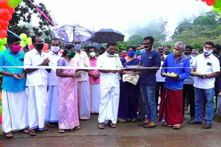 മീന്കെട്ട്  പാലത്തിന്റെ ഉദ്ഘാടനം ദേവികുളം  എം.എല്.എസ് രാജേന്ദ്രന് നിര്വ്വഹിക്കുന്നു.