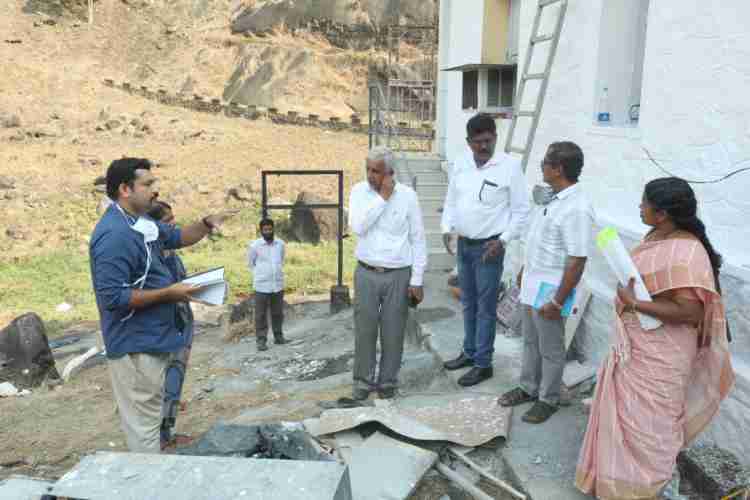 നാഷണല്‍ സീസ്‌മോളജി സെന്ററില്‍ നിന്നുള്ള വിദഗ്ധസംഘം  ഇടുക്കി ഡാം പരിസരത്ത് പരിശോധന നടത്തുന്നു.