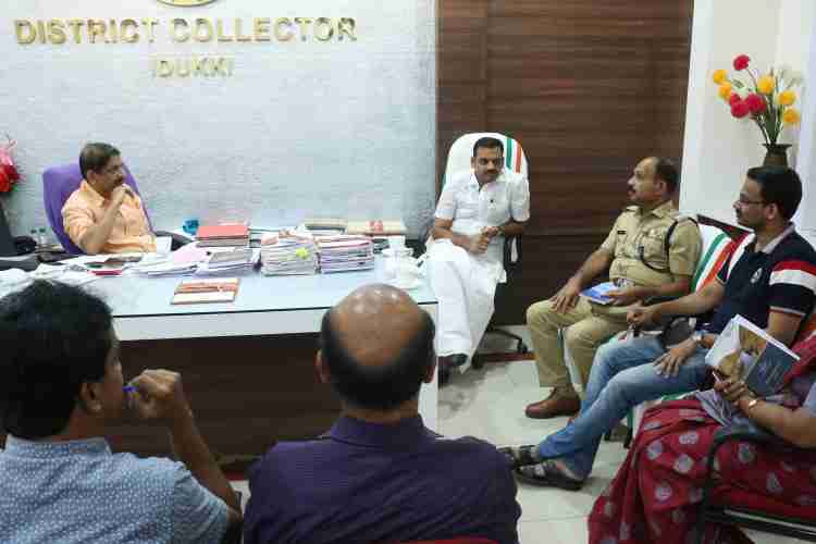 ജില്ലാ കളക്ടര്‍ എച്ച് ദിനേശന്റെ അധ്യക്ഷതയില്‍ കളക്ട്രേറ്റില്‍ ചേര്‍ന്ന  യോഗത്തില്‍ നിന്ന്. അഡ്വ.ഡീന്‍ കുര്യാക്കോസ് എംപി സമീപം.