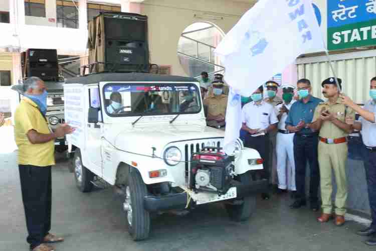 ലൈറ്റ് ആന്റ സൗണ്ട് അസോസിയേഷന്‍ ജില്ലാ ഘടകത്തിന്റെ ആഭിമുഖ്യത്തില്‍ ആരംഭിച്ച കോവിഡ് ബോധവത്കരണ  വിളംബര  വാഹനങ്ങളുടെ ഫ്‌ളാഗ് ഓഫ് ജില്ലാ കളക്ടര്‍ എച്ച്. ദിനേശന്‍ നിര്‍വഹിക്കുന്നു. ജില്ലാ പോലീസ് മേധാവി  പി. കെ. മധു, എഡി എം ആന്റണി സ്‌കറിയ, സ്‌പെഷ്യല്‍ ബ്രാഞ്ച് ഡിവൈ എസ്പി പയസ് ജോര്‍ജ് എന്നിവര്‍ സമീപം.  