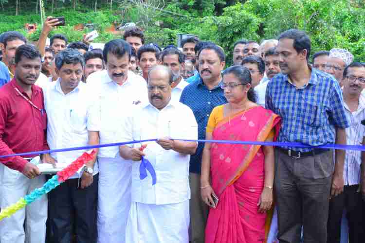  മധൂര്‍-ബദിയഡുക്ക ഗ്രാമപഞ്ചായത്തുകളെ ബന്ധിപ്പിക്കുന്ന കൊറത്തിക്കുണ്ട് പാലത്തിന്റെ ഉദ്ഘാടനം മന്ത്രി ജി.സുധാകരന്‍ നിര്‍വഹിക്കുന്നു.