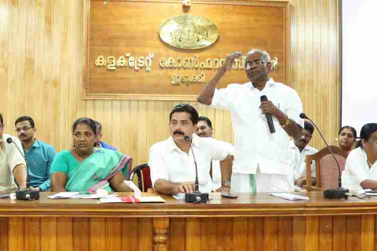 കോവിഡ് 19 സ്ഥിതിഗതികള്‍ അവലോകനം ചെയ്യുന്നതിനായി  കളക്ടറേറ്റില്‍ വിളിച്ച അടിയന്തിര യോഗം വൈദ്യുതിമന്ത്രി എം.എം മണി ഉദ്ഘാടനം ചെയ്തു സംസാരിക്കുന്നു.