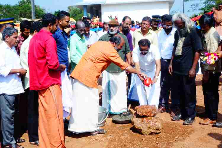 പൊതു വിദ്യാലയങ്ങളില്‍ ശില്‌പോദ്യാനം നിര്‍മ്മിക്കുന്ന കേരള ലളിതകലാ അക്കാദമിയുടെ പദ്ധതിയുടെ സംസ്ഥാന തല ഉദ്ഘാടനം കാസര്‍കോട് കയ്യൂര്‍ ഗവ.ഹയര്‍ സെക്കന്‍ഡറി സ്‌കൂള്‍ അങ്കണത്തില്‍ സാംസ്‌കാരിക വകുപ്പ് മന്ത്രി എ.കെ.ബാലന്‍ നിര്‍വ്വഹിക്കുന്നു. 