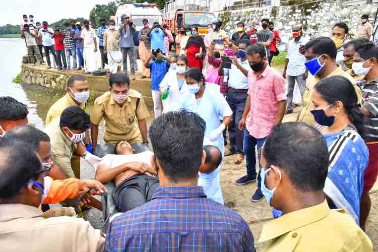 വെള്ളപ്പൊക്ക ദുരന്തനിവാരണവുമായി ബന്ധപ്പെട്ട് ഇന്‍സിഡന്റ് റെസ്പോണ്‍സ് സിസ്റ്റത്തിന്റെ (ഐ.ആര്‍.എസ്) ഭാഗമായി കോഴഞ്ചേരി താലൂക്കിനു കീഴില്‍ ആറന്മുള ഗ്രാമപഞ്ചായത്തിലെ സത്രക്കടവില്‍ നടത്തിയ മോക്ഡ്രില്‍ വീക്ഷിക്കുന്ന വീണാ ജോര്‍ജ് എംഎല്‍എ.
