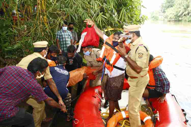 വെള്ളപ്പൊക്ക ദുരന്തനിവാരണവുമായി ബന്ധപ്പെട്ട് ഇന്‍സിഡന്റ് റെസ്പോസ് സിസ്റ്റത്തിന്റെ ഭാഗമായി പെരിങ്ങര കോണ്‍കോട് കടവില്‍ നടത്തിയ മോക്ഡ്രില്ലില്‍ നിന്ന്.