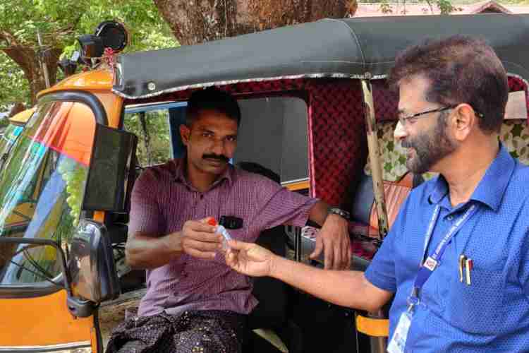 കോവിഡ് 19 വൈറസ് രോഗ ബാധയ്‌ക്കെതിരായ പ്രതിരോധ പ്രവര്‍ത്തനങ്ങളുടെ ഭാഗമായി മൂലമറ്റം സെന്റ്.ജോസഫ്‌സ് കോളേജ് കെമിസ്ട്രി പോസ്റ്റ് ഗ്രാജുവേറ്റ് ആന്‍ഡ് റിസേര്‍ച്ച് വിഭാഗത്തിന്റെ നേതൃത്വത്തില്‍ ഹാന്‍ഡ് സാനിറ്റൈസറുകള്‍ വിതരണം ചെയ്യുന്നു