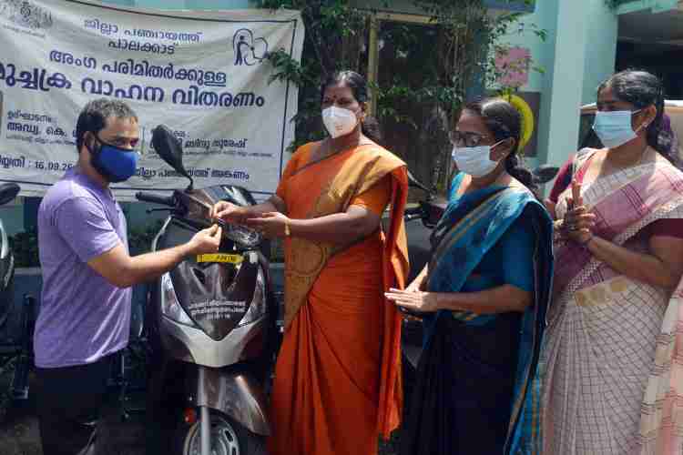 ജില്ലാ പഞ്ചായത്തില്‍ നടന്ന മുച്ചക്രവാഹന വിതരണോദ്ഘാടനം ജില്ലാ പഞ്ചായത്ത് പ്രസിഡന്റ് അഡ്വ. കെ ശാന്തകുമാരി കാവശ്ശേരി സ്വദേശി പ്രസാദിന് താക്കോല്‍ നല്‍കി നിര്‍വഹിക്കുന്നു.