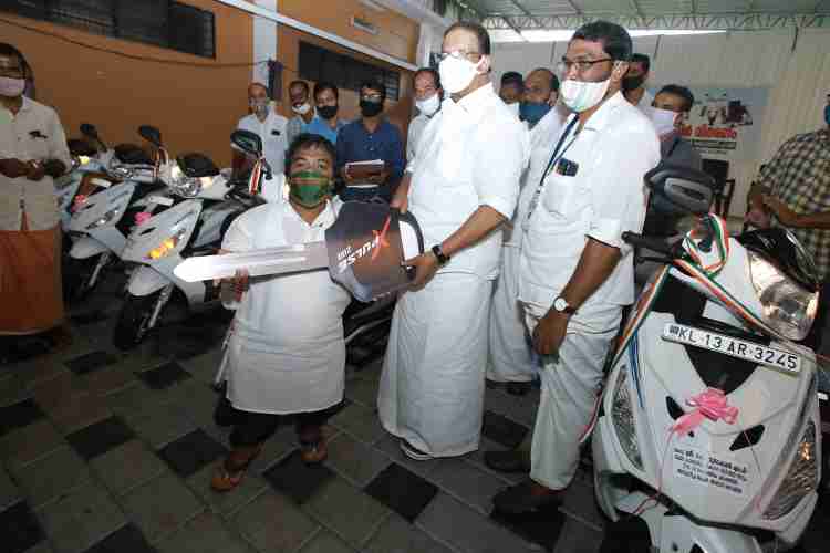 മുച്ചക്ര മോട്ടോര്‍ സൈക്കിളുകളുടെ വിതരണോദ്ഘാടനം കെ.സുധാകരന്‍ എം.പി  നിര്‍വഹിച്ചു
