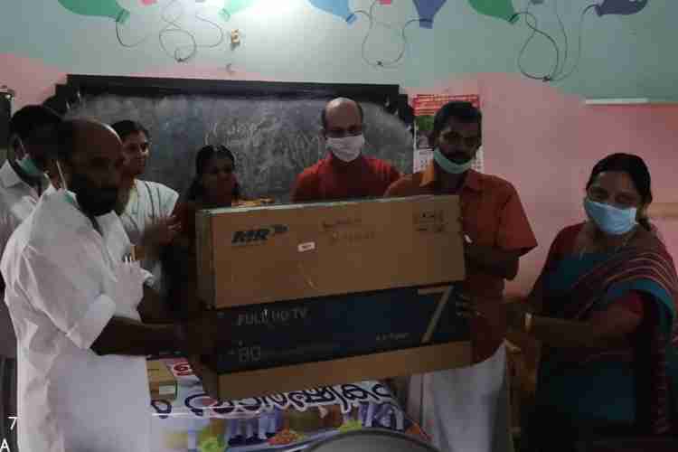 മുള്ളരിക്കുടി സര്‍ക്കാര്‍ എല്‍പി സ്‌കൂളില്‍ ഓണ്‍ലൈന്‍ പഠന കേന്ദ്രത്തിന് വേണ്ടി കൊന്നത്തടി ഗ്രാമപഞ്ചായത്ത് പ്രസിഡന്റ് എന്‍.എം ജോസ്  ടെലിവിഷന്‍ ഹെഡ്മിസ്ട്രസ് അജിതകുമാരിക്ക് കൈമാറുന്നു.