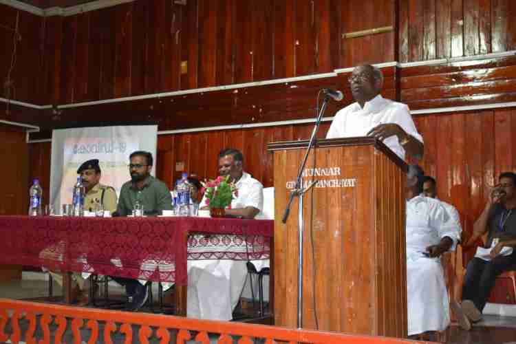 മൂന്നാർ പഞ്ചായത്ത് ഹാളിൽ മന്ത്രി എം എം മണിയുടെ ചേർന്ന സർവകക്ഷി യോഗത്തിൽനേതൃത്വത്തിൽ