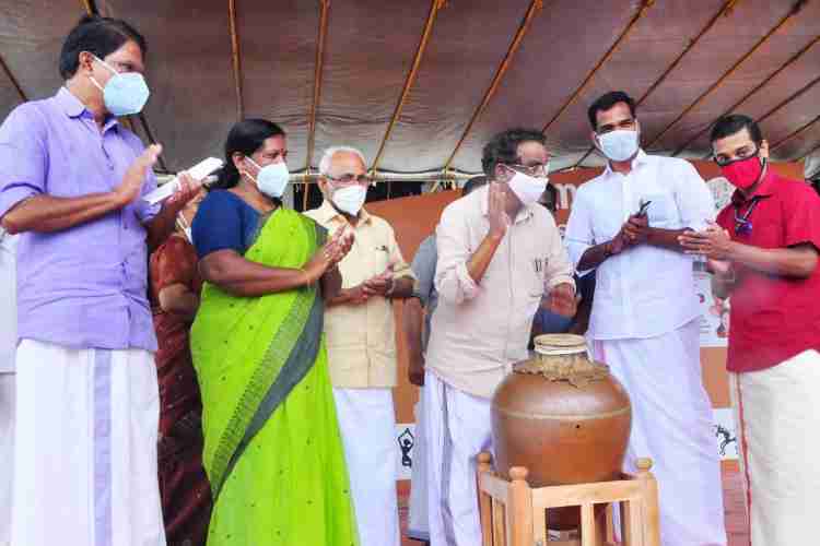സാംസ്കാരിക വകുപ്പിന്റെ ആഭിമുഖ്യത്തിൽ വടക്കഞ്ചേരിയിൽ ആരംഭിക്കുന്ന സംസ്ഥാനത്തെ ആദ്യ "നാട്ടരങ്ങ് " മന്ത്രി എ.കെ ബാലൻ മിഴാവ് കൊട്ടി ഉദ്ഘാടനം നിർവ്വഹിക്കുന്നു.