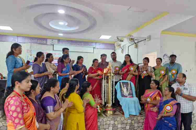 നഴ്‌സസ്  വാരാഘോഷ ഉദ്ഘാടനം ജില്ലാ മെഡിക്കല്‍ ഓഫീസര്‍ ഡോ. എല്‍ അനിതകുമാരി  കോന്നി പ്രിയദര്‍ശനി ഓഡിറ്റോറിയത്തില്‍ നിര്‍വഹിക്കുന്നു