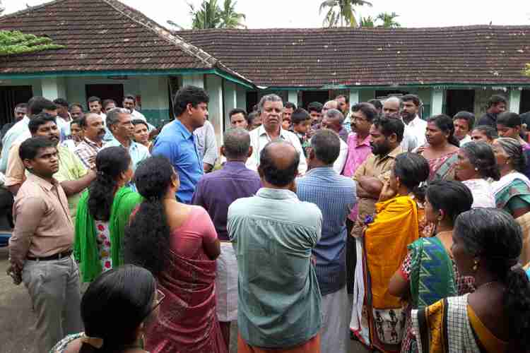 കടല്‍ക്ഷോഭത്തെ തുടര്‍ന്ന് ഞാറയ്ക്കല്‍ ഗവ. ഫിഷറീസ് സ്‌കൂളിലെ ദുരിതാശ്വാസ ക്യാംപിലെത്തിയ എസ്. ശര്‍മ്മ എംഎല്‍എയും ജില്ല കളക്ടര്‍ മുഹമ്മദ് വൈ സഫീറുള്ളയും. ഫോര്‍ട്ടുകൊച്ചി സബ്കളക്ടര്‍ ഇമ്പശേഖര്‍ സമീപം.