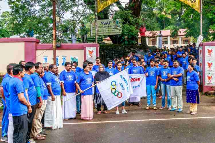 തൊടുപുഴ മുനിസിപ്പല്‍ ചെയര്‍പേഴ്‌സണ്‍ ജെസ്സി ആന്റണി കൂട്ടയോട്ടം ഫ്‌ളാഗ് ഓഫ് ചെയ്യുന്നു.