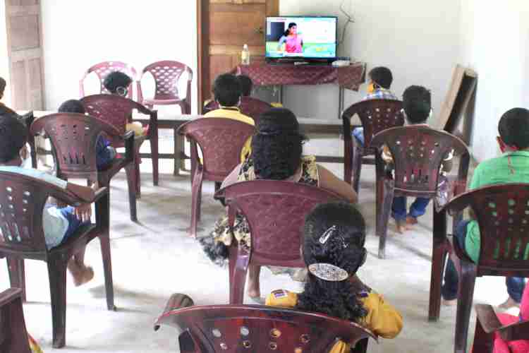 കരിപ്പിലങ്ങാട് ഗവ. ട്രൈബല് സ്കൂളിന്റെ നേതൃത്വത്തില് നാടുകാണി ആദിവാസി ഊരിലെ വിദ്യാര്ഥികള്ക്കായി  കേരളപട്ടിക വര്ഗ ഊരാളി സമുദായ സംഘടനയുടെ ഓഫീസില് നടത്തുന്ന ഓണ്ലൈന് ക്ലാസില് പങ്കെടുക്കുന്ന കുട്ടികള്