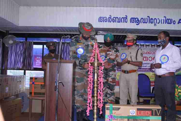 നെടുങ്കണ്ടം അര്ബന് ബാങ്ക് ഓഡിറ്റോറിയം ഹാളില് നടന്ന പഠനോപകരണ വിതരണം 33 എന്.സി.സി ബറ്റാലിയന് കമാന്ഡര് കേണല് സി. സജീന്ദ്രന് ഉദ്ഘാടനം ചെയ്യുന്നു.