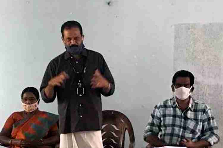 ഓണ്‍ലൈന്‍ പഠന സൗകര്യം എല്ലാവര്‍ക്കും ഉറപ്പാക്കുന്നതുമായി ബന്ധപ്പെട്ട പ്രവര്‍ത്തനങ്ങള്‍ വിലയിരുത്തുന്നതിന് ചേര്‍ന്ന യോഗത്തില്‍ സമഗ്ര ശിക്ഷ കേരള സംസ്ഥാന പ്രോഗ്രാം ഓഫീസര്‍ കെ.ജെ ഹരികുമാര്‍ സംസാരിക്കുന്നു.