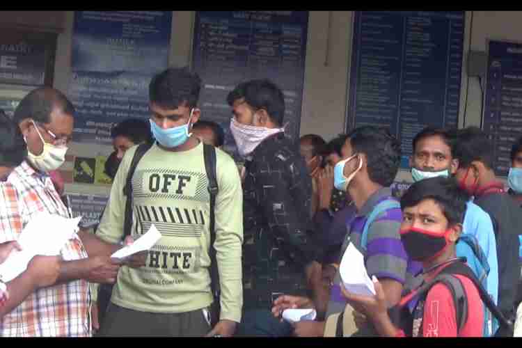 അടിമാലിയില്‍ നിന്ന് സ്വന്തം നാടുകളിലേക്കു പോകാന്‍ തയാറെടുക്കുന്ന അതിഥി തൊഴിലാളികള്‍.