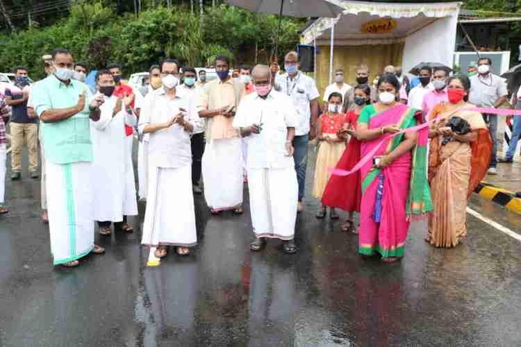 പാറത്തോട് പാലത്തിന്റെ ഉദ്ഘാടനം വൈദ്യുതി മന്ത്രി എം.എം മണി നിര്‍വഹിക്കുന്നു. 