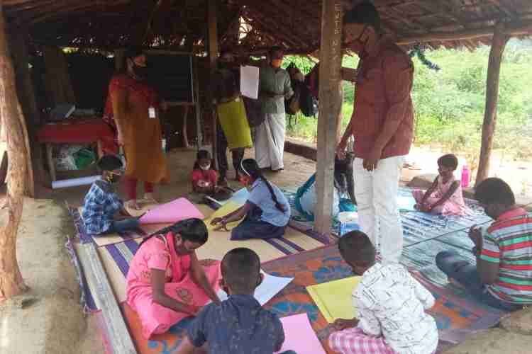 ആനക്കട്ടി മന്ദിയമ്മന്‍ കോവില്‍ കമ്മ്യൂണിറ്റി സെന്ററില്‍ വിദ്യാര്‍ഥികള്‍ക്ക് പേപ്പര്‍ ബാഗുകള്‍ നിര്‍മിക്കുന്നതിന് പരിശീലനം നല്‍കുന്നു.