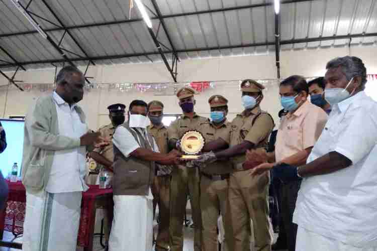 പെട്ടിമുടിയിലെ രക്ഷാപ്രവര്‍ത്തനത്തില്‍ പങ്കെടുത്തവരെ  മൂന്നാറില്‍ നടന്ന ചടങ്ങില്‍  എസ്. രാജേന്ദ്രന്‍ എം.എല്‍.എ ഉപഹാരം നല്‍കി ആദരിക്കുന്നു.