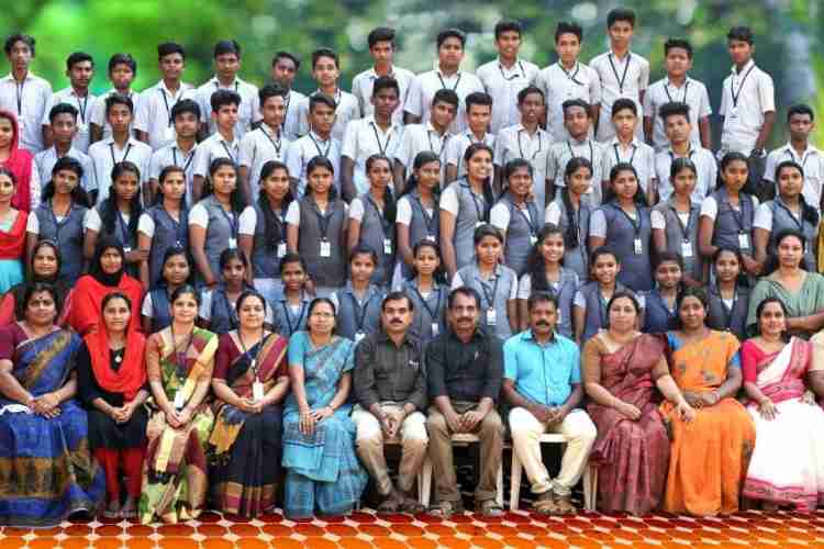 എസ്.എസ്.എല്.സി. പരീക്ഷയില് നൂറ് ശതമാനം വിജയം നേടിയ പൂമാല ഗവ. ട്രൈബല് സ്കൂള് വിദ്യാര്ഥികള് അധ്യാപകരോടൊപ്പം