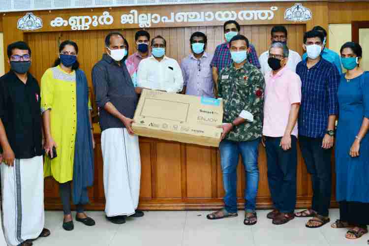 ഇ ക്ലാസ് ചാലഞ്ചിന്റെ ഭാഗമായി സ്മാര്‍ട്ട് ടിവി കണ്ണൂര്‍ ഗവ.എഞ്ചിനീയറിങ്ങ് കോളേജിലെ പൂര്‍വ്വ വിദ്യാര്‍ഥികള്‍ ജില്ലാ പഞ്ചായത്ത് പ്രസിഡണ്ട് കെ.വി സുമേഷിന് കൈമാറുന്നു