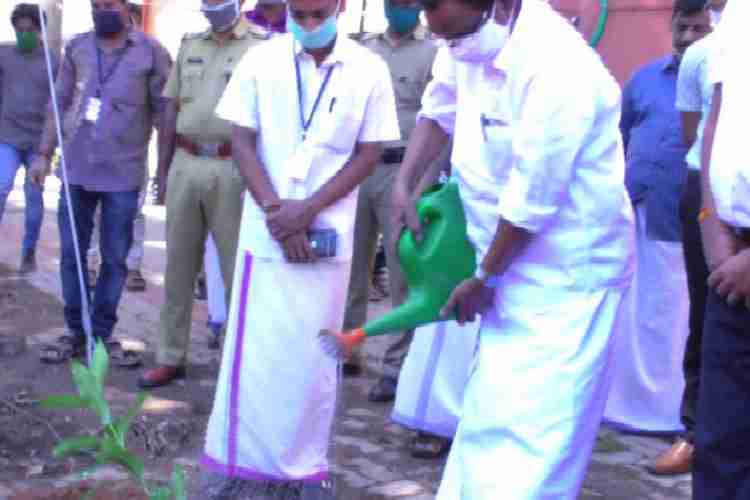 ഹരിതം- നാളേക്കൊരു തണലായി' പരിപാടിയുടെ സംസ്ഥാനതല ഉദ്ഘാടനം പട്ടികജാതി, പട്ടികവര്‍ഗ, പിന്നാക്ക ക്ഷേമ, നിയമ, സാംസ്‌കാരിക, പാര്‍ലമെന്ററികാര്യവകുപ്പ് മന്ത്രി എ. കെ ബാലന്‍ നിര്‍വഹിക്കുന്നു