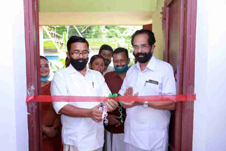 നെന്മാറ സീനിയര്‍ വെറ്ററിനറി ആശുപത്രിയിലെ എയര്‍കണ്ടീഷന്‍ ചെയ്ത ഹൈടെക് ഓപ്പറേഷന്‍ തിയേറ്ററിന്റെ ഉദ്ഘാടനം കെ. ബാബു  എം.എല്‍.എ നിര്‍വഹിക്കുന്നു