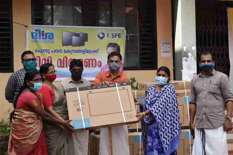 ആലത്തൂര്‍ നിയോജക മണ്ഡലത്തിലെ വിദ്യാര്‍ത്ഥികള്‍ക്ക് ദിശയുടെ നേതൃത്വത്തിലുള്ള ടി.വി വിതരണം  കെ.ഡി പ്രസേനന്‍ എം.എല്‍എ നിര്‍വഹിക്കുന്നു