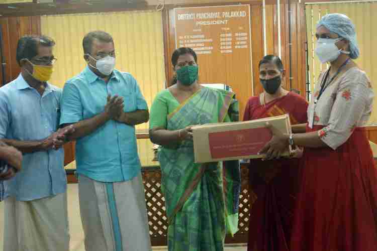 മലമ്പുഴ എം.എല്‍. എ.  വി.എസ്. അച്ചുതാനന്ദന്റെ പ്രാദേശിക വികസന ഫണ്ടില്‍ നിന്നും  മണ്ഡലത്തിലെ ആശുപത്രികള്‍ക്കുള്ള കോവിഡ് പ്രതിരോധ ഉപകരണങ്ങള്‍ ജില്ലാ പഞ്ചായത്ത് പ്രസിഡന്റ് അഡ്വ.കെ. ശാന്തകുമാരി വിതരണം ചെയ്യുന്നു.