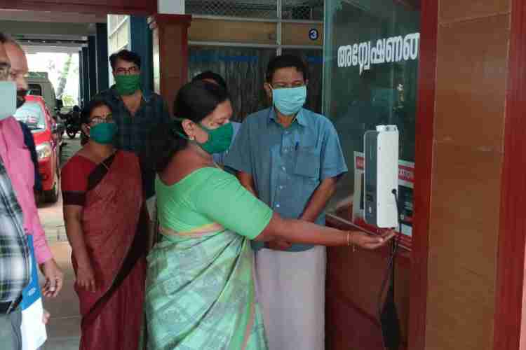 ജില്ലാ പഞ്ചായത്തില്‍ സ്ഥാപിച്ച ഓട്ടോമാറ്റിക് സാനിറ്റൈസര്‍ മെഷീന്‍ ജില്ലാ പഞ്ചായത്ത് പ്രസിഡന്റ് അഡ്വ. കെ. ശാന്തകുമാരി സാനിറ്റൈസര്‍ എടുത്ത് ഉദ്ഘാടനം ചെയ്യുന്നു.
