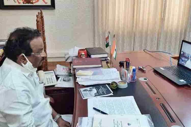 മലമ്പുഴ മണ്ഡലത്തിലെ പട്ടികവര്‍ഗ കോളനികളുടെ വൈദ്യുതീകരണം ഉദ്ഘാടനം പട്ടികജാതി- പട്ടികവര്‍ഗ- പിന്നോക്ക ക്ഷേമ- നിയമ- സാംസ്‌കാരിക- പാര്‍ലമെന്ററിക്കാര്യ മന്ത്രി എ കെ ബാലന്‍ ഓണ്‍ലൈനായി നിര്‍വഹിക്കുന്നു.