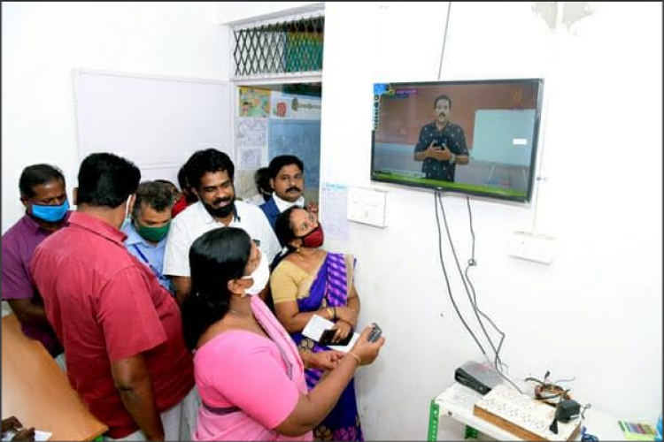 ജില്ലയിലെ പട്ടികവര്‍ഗ കോളനികളിലെ വിദ്യാര്‍ഥികള്‍ക്ക് ഓണ്‍ലൈന്‍ പഠനത്തിന് ടെലിവിഷനുകള്‍ വിതരണം ചെയ്യുന്നതിന്റെ ഉദ്ഘാടനം ജില്ലാ പഞ്ചായത്ത് പ്രസിഡന്റ് അഡ്വ.കെ.ശാന്തകുമാരി നിര്‍വഹിക്കുന്നു.