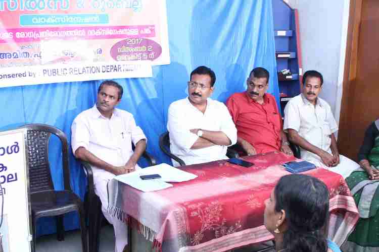 പ്രതിരോധമരുന്നുകളുടെ ആവശ്യകത സംബന്ധിച്ച് പുക്കാട്ടുപടി വള്ളത്തോള്‍ സ്മാരക വായനശാലയില്‍ ജില്ലാ ഇന്‍ഫര്‍മേഷന്‍ ഓഫീസ് സംഘടിപ്പിച്ച ബോധവല്‍ക്കരണപരിപാടിയില്‍ ഡോ. അമിത എസ് ആലുങ്കര സംസാരിക്കുന്നു. ജേക്കബ് സി മാത്യു, നിജാസ് ജ്യുവല്‍, ബെന്നി മാത്യു, സി.കെ. മുംതാസ്, പി.വി. സുരേന്ദ്രന്‍, രാജന്‍ കൊമ്പനാലി തുടങ്ങിയവര്‍ സമീപം