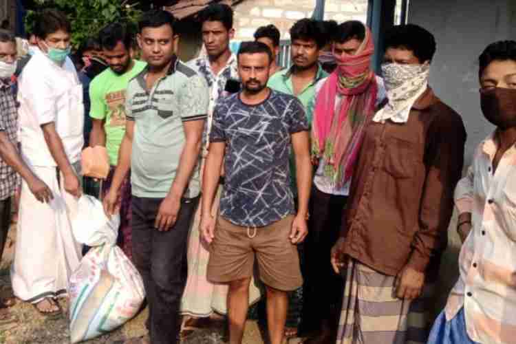 പുറപ്പുഴ പഞ്ചായത്തിന്റെയും സാമൂഹ്യ ആരോഗ്യ കേന്ദ്രത്തിന്റെയും നേതൃത്വത്തില്‍ അതിഥി തൊഴിലാളി ക്യാമ്പുകളില്‍ ഭക്ഷ്യോല്‍പ്പന്നങ്ങള്‍ വിതരണം ചെയ്യുന്നു.