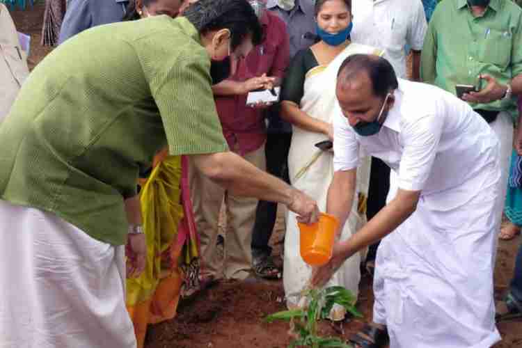  പുതുക്കാട് റെയില്‍വേ സ്റ്റേഷനില്‍ മന്ത്രി സി. രവീന്ദ്രനാഥും ടി.എന്‍. പ്രതാപന്‍ എം.പിയും ഒരുമിച്ചു മരം നടുന്നു