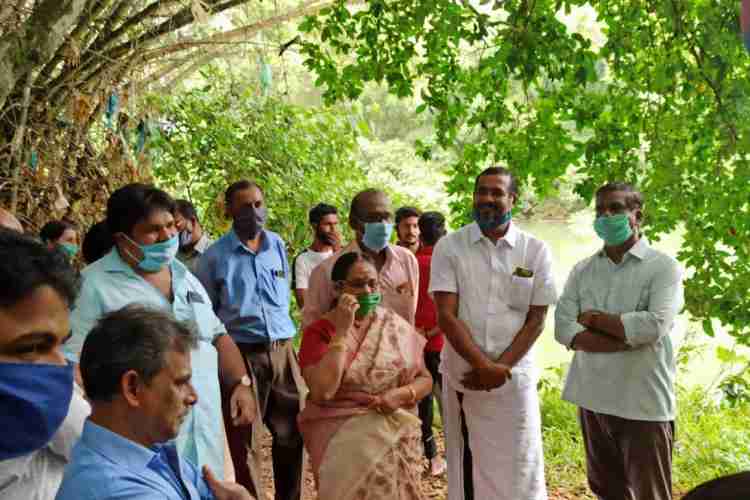 മണിമലയാറിന്റെ തീരത്ത് പുഴയോര വന സംരക്ഷണ പദ്ധതിയും പ്രകൃതി സൗഹൃദ കായിക പരിശീലന കേന്ദ്രവും ഒരുക്കുന്നതിനുള്ള സാധ്യത വിലയിരുത്തുന്നതിന് ജില്ലാ പഞ്ചായത്ത് പ്രസിഡന്റ് അന്നപൂര്‍ണാദേവിയുടെ നേതൃത്വത്തില്‍ ജനപ്രതിനിധികളും ഉദ്യോഗസ്ഥരും അടങ്ങുന്ന സംഘം സ്ഥലം സന്ദര്‍ശിക്കുന്നു.