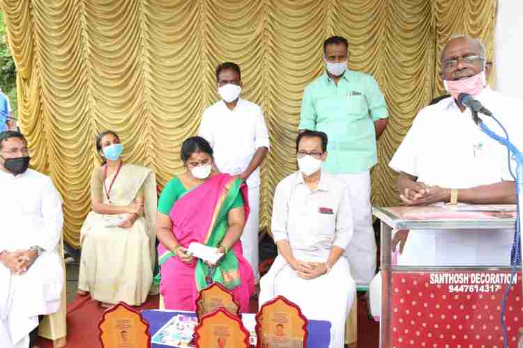  തദ്ദേശ റോഡ് പുനരുദ്ധാരണ പദ്ധതിയുടെ  പ്രാദേശിക ഉദ്ഘാടനം രാജകുമാരി പഞ്ചായത്തില്‍ വൈദ്യുതി മന്ത്രി എംഎം മണി  നിര്‍വഹിക്കുന്നു.