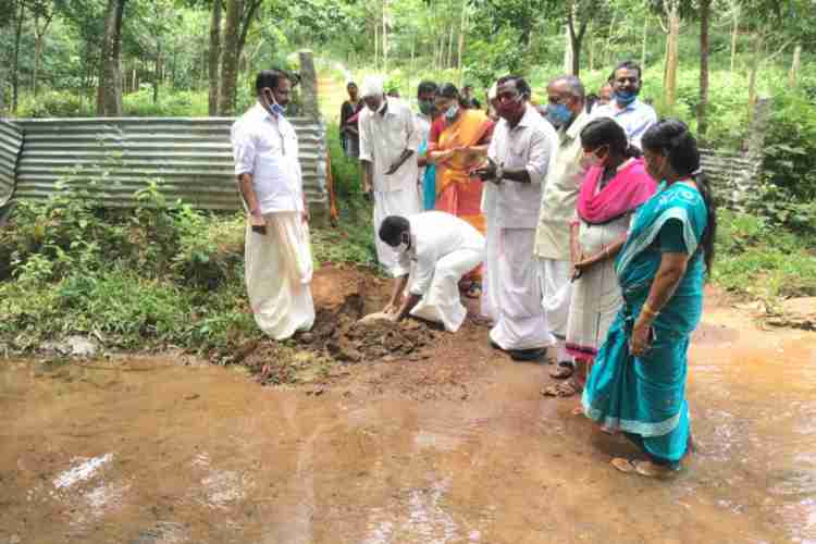 താഴേപാറപ്പാട്ട് പാലം നിര്‍മാണ ഉദ്ഘാടനം ചിറ്റയം ഗോപകുമാര്‍ എം എല്‍ എ നിര്‍വഹിക്കുന്നു.