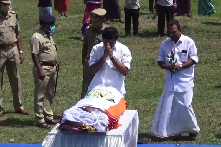 സി.ആര്‍.പി.എഫ്. ജവാന്‍  കെ.പി.സിജുവിന് റോഷി അഗസ്റ്റിന്‍ എം.എല്‍.എ ആദരാഞ്ജലി അര്‍പ്പിക്കുന്നു.