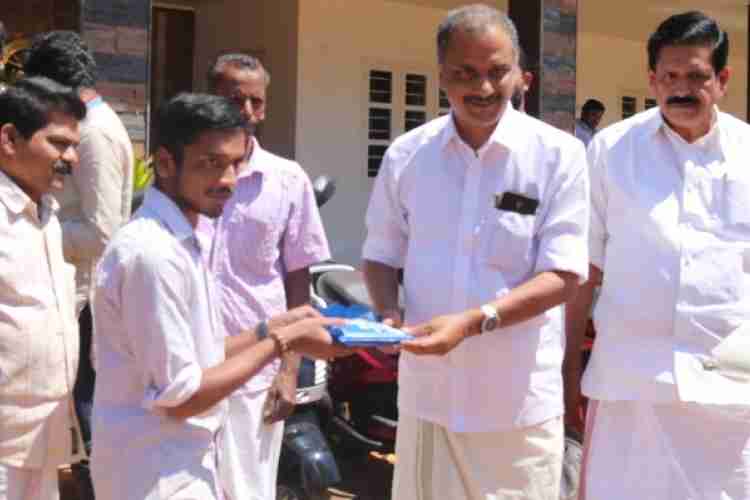 ശാരീരിക വെല്ലുവിളി നേരിടുവര്‍ക്കുള്ള മുച്ചക്ര സ്‌കൂ'റുകളുടെ  വിതരണം ക'പ്പന നഗരസഭാ ചെയര്‍മാന്‍ അഡ്വ. മനോജ് എം തോമസ് നിര്‍വഹിക്കുു.