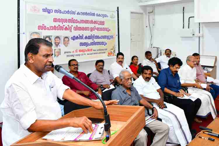 കായിക യുവജന വകുപ്പ് ജില്ലയിലെ തദ്ദേശ സ്വയംഭരണ സ്ഥാപനങ്ങള്‍ക്ക്  നല്‍കുന്ന സ്‌പോര്‍ട്‌സ് കിറ്റുകളുടെ വിതരണം തിരുവഞ്ചൂര്‍ രാധാകൃഷ്ണന്‍ എം.എല്‍.എ. കോട്ടയത്ത് ഉദ്ഘാടനം ചെയ്യുന്നു